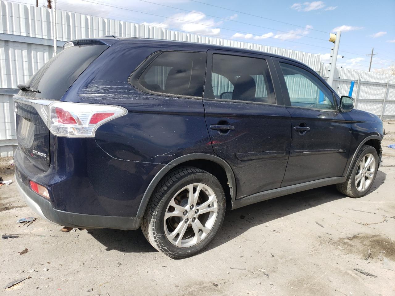 2015 Mitsubishi Outlander - Image 3