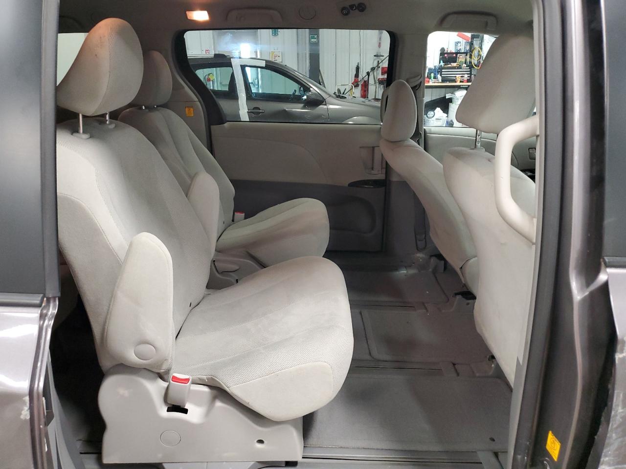 2011 Toyota Sienna - Image 11