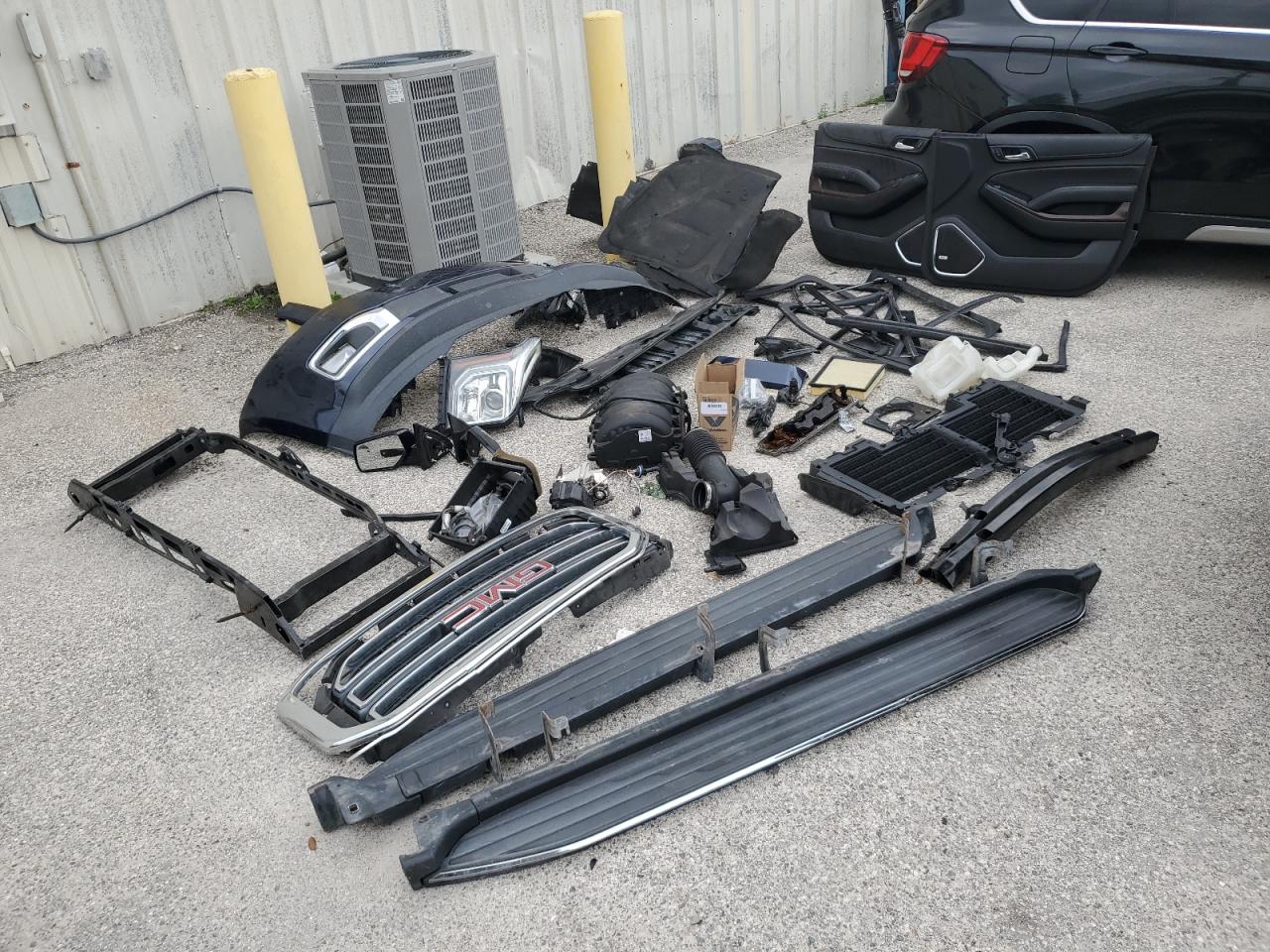 2018 GMC Yukon - Image 13