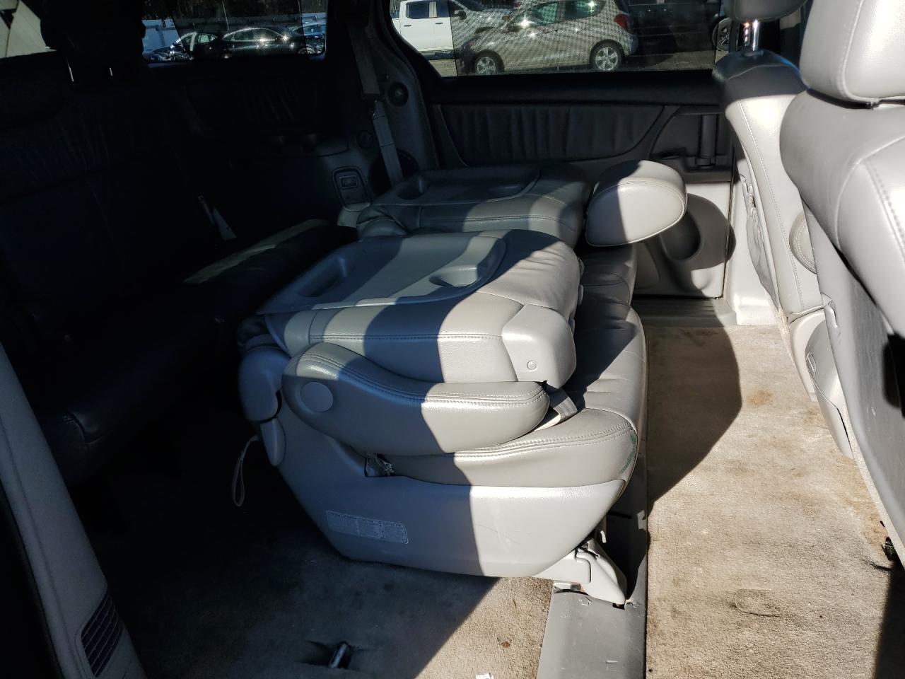 2010 Toyota Sienna - Image 11