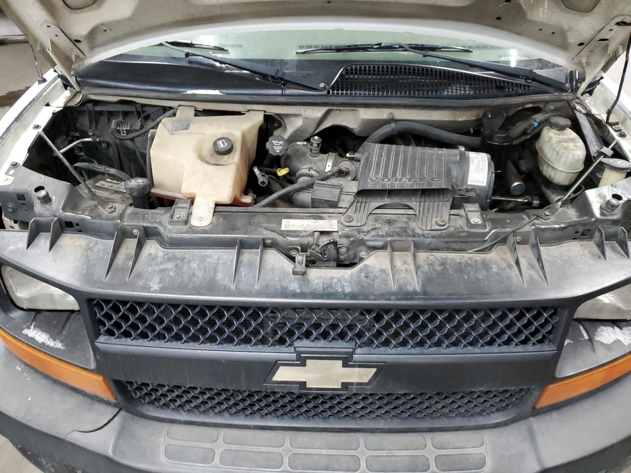 2003 Chevrolet Express - Image 12