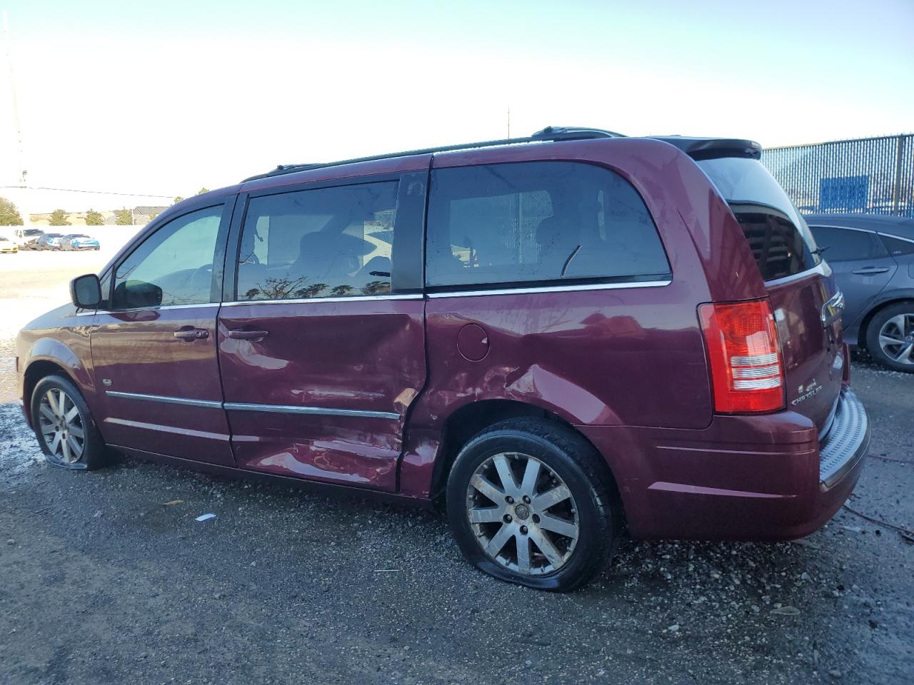 2009 Chrysler Town & Country - Image 2