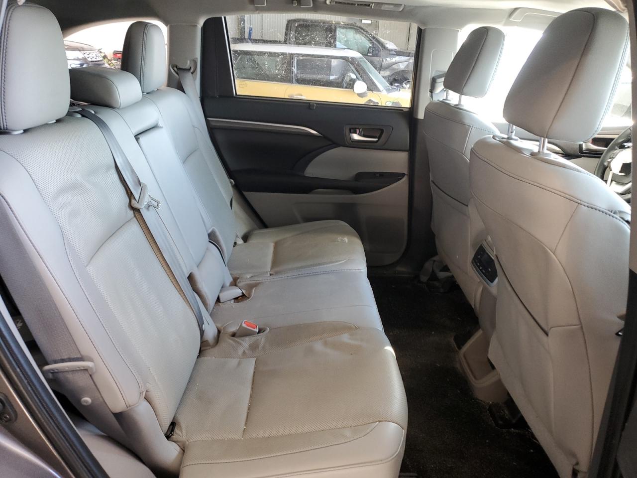 2019 Toyota Highlander - Image 12