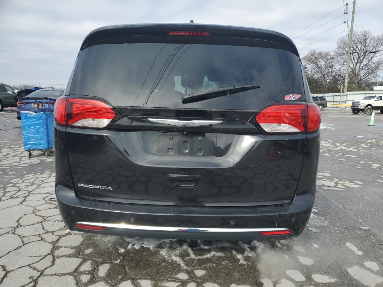 2017 Chrysler Pacifica - Image 6