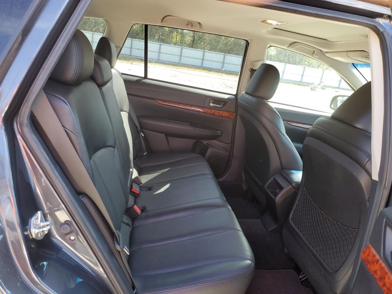 2010 Subaru Outback - Image 11