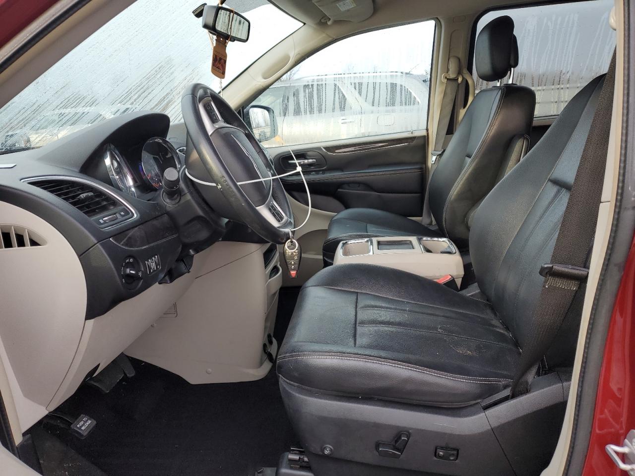 2015 Chrysler Town & Country - Image 7