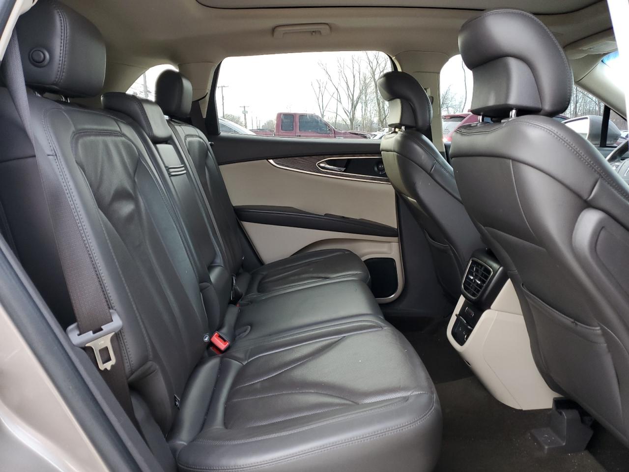 2019 Lincoln Nautilus - Image 12