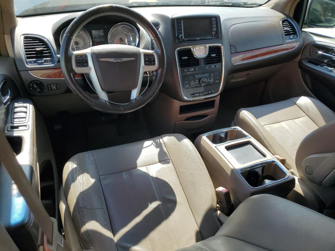 2014 Chrysler Town & Country - Image 8