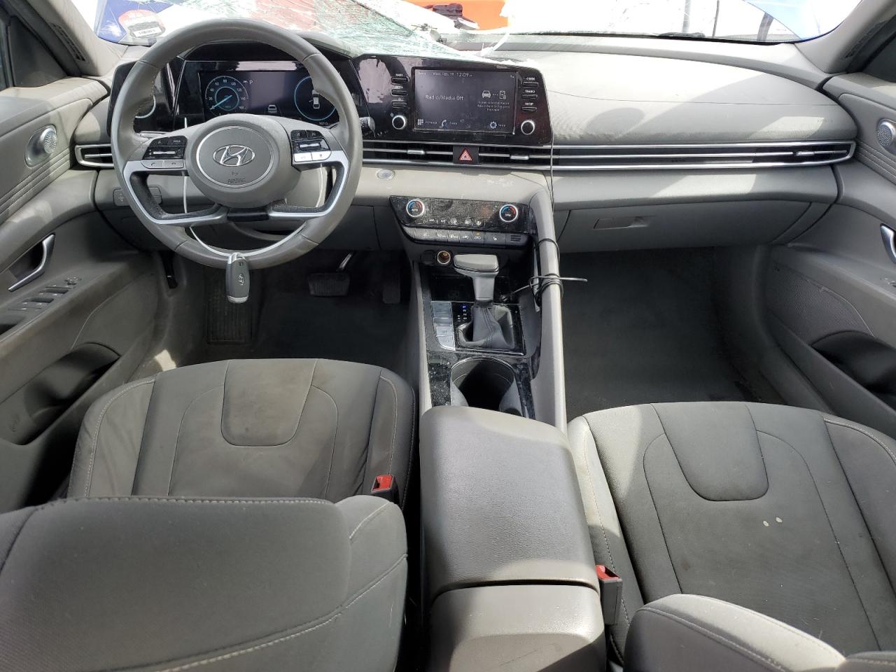 2022 Hyundai Elantra - Image 8