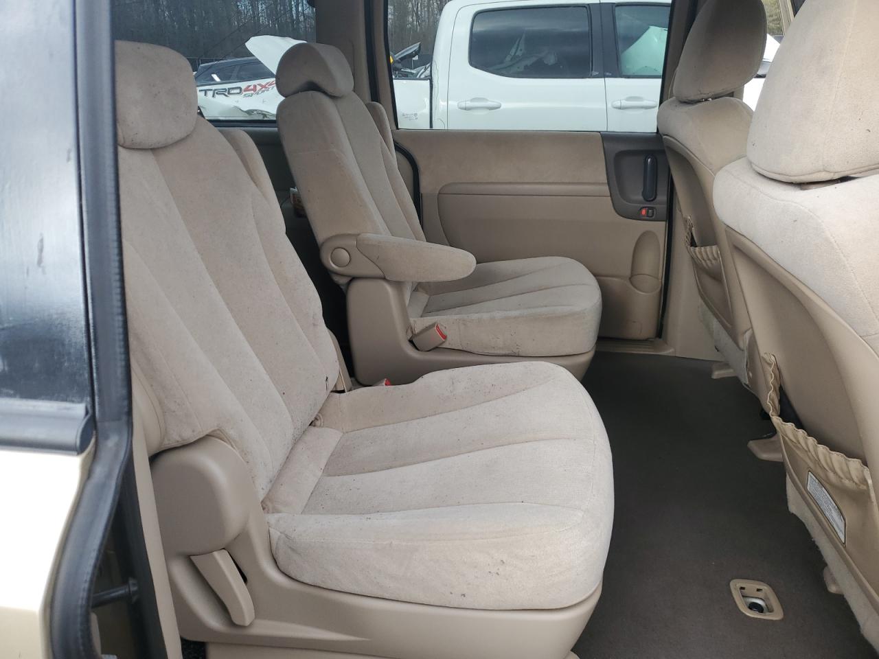 2008 Kia Sedona - Image 11