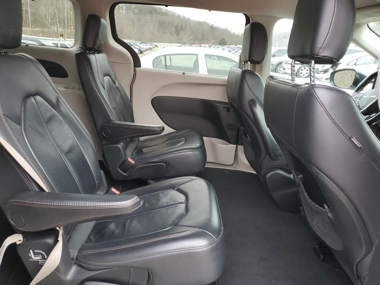 2017 Chrysler Pacifica - Image 11