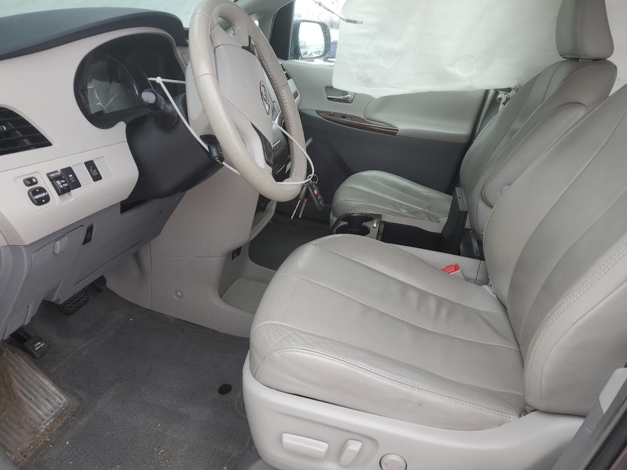 2013 Toyota Sienna - Image 7