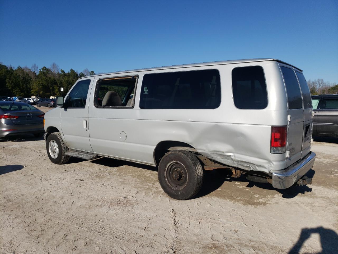 2006 Ford Econoline - Image 2