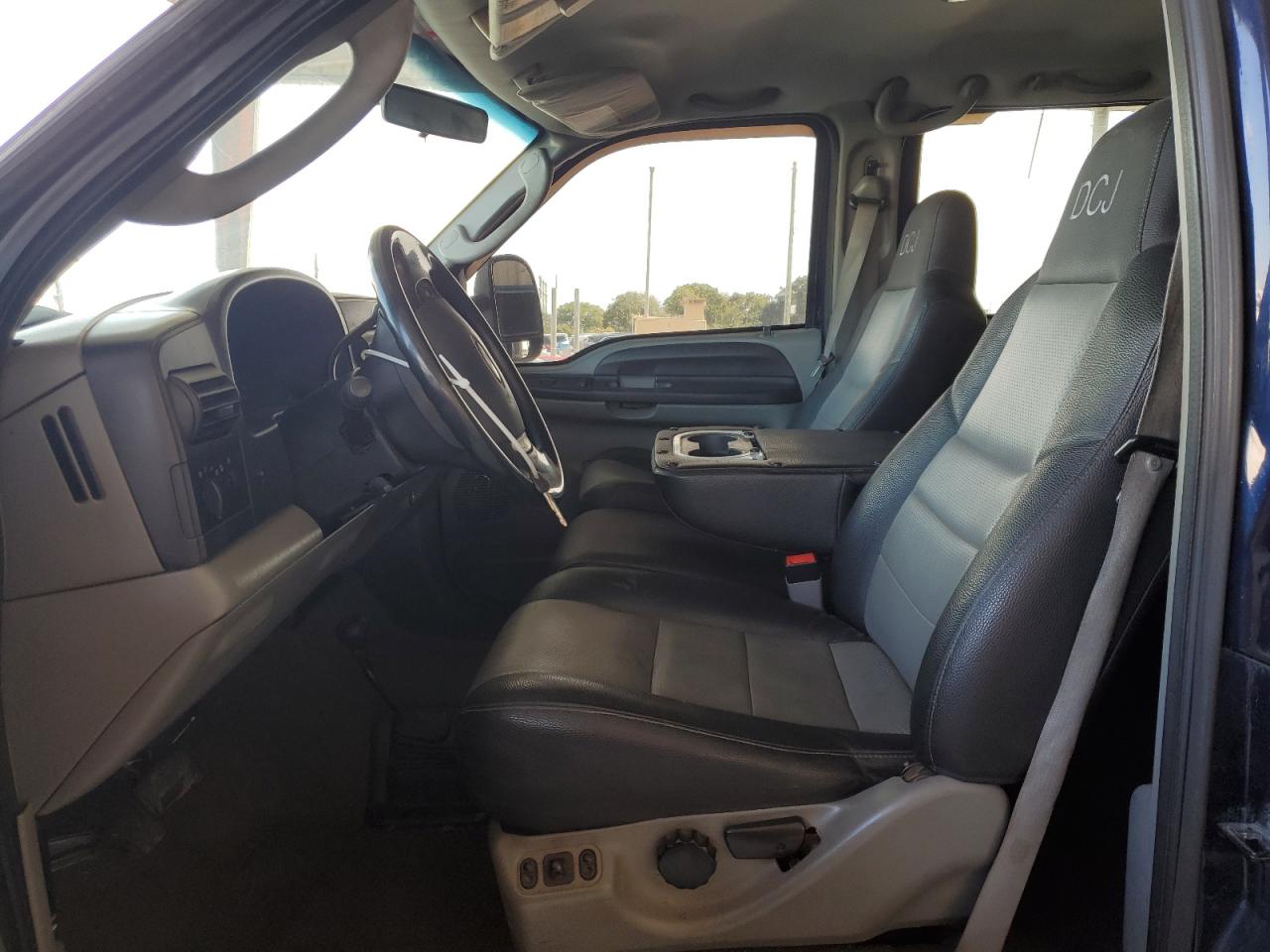 2005 Ford F350 - Image 7