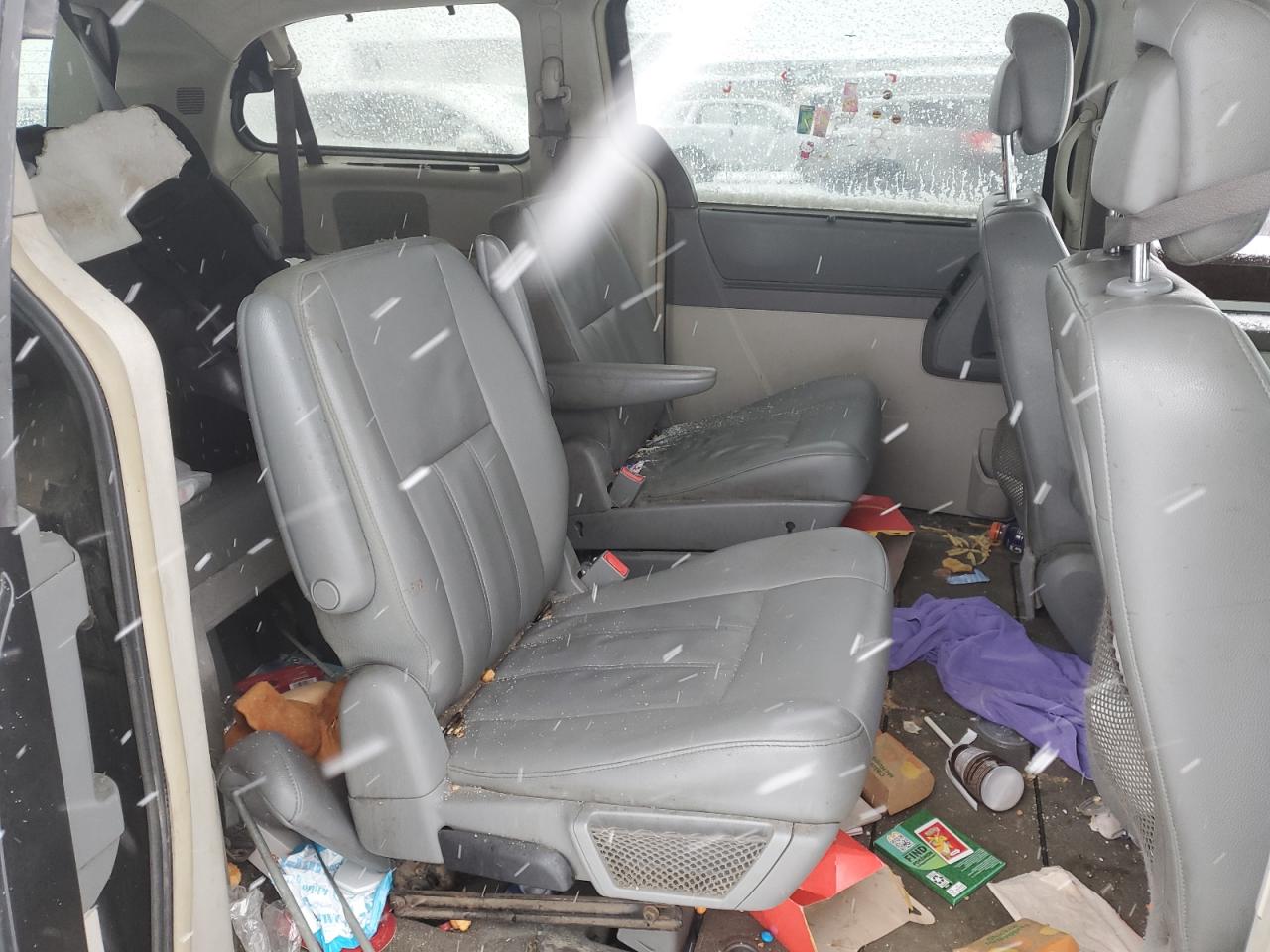 2010 Chrysler Town & Country - Image 12