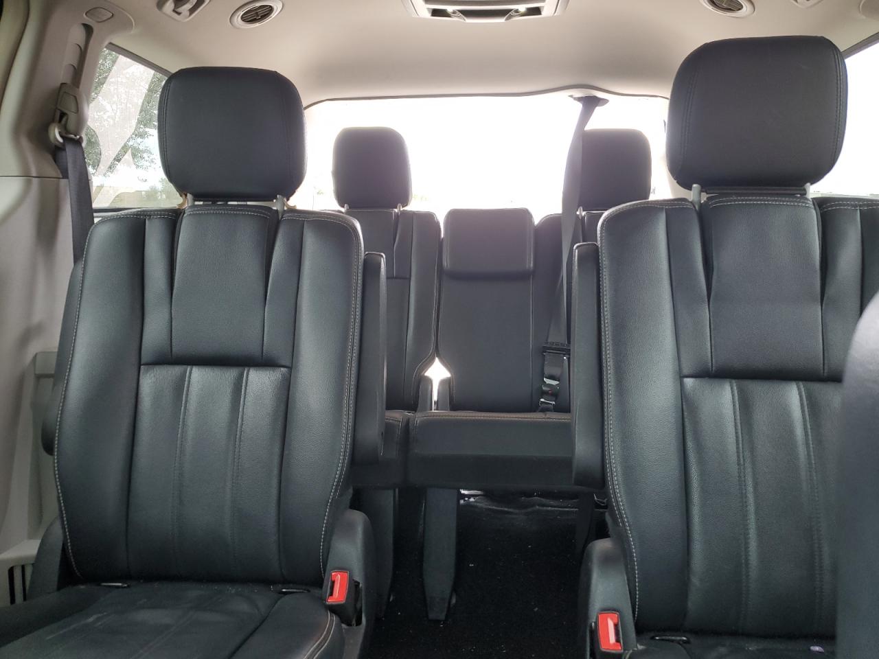 2016 Chrysler Town & Country - Image 10
