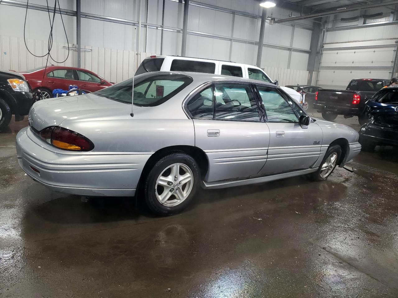 1998 Pontiac Bonneville - Image 3