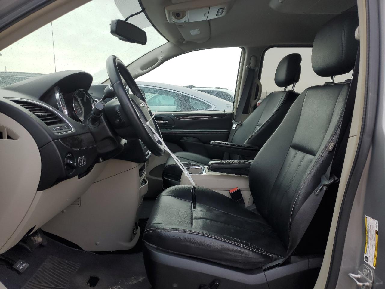 2016 Chrysler Town & Country - Image 7
