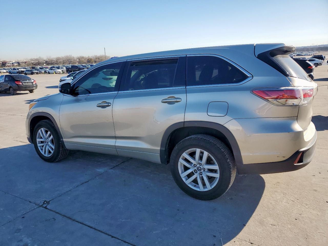 2016 Toyota Highlander - Image 2