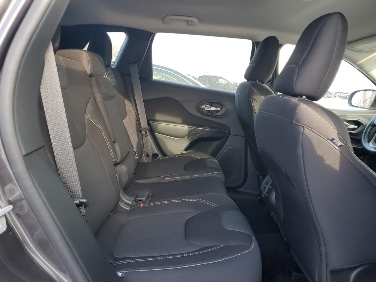 2015 Jeep Grand Cherokee - Image 11