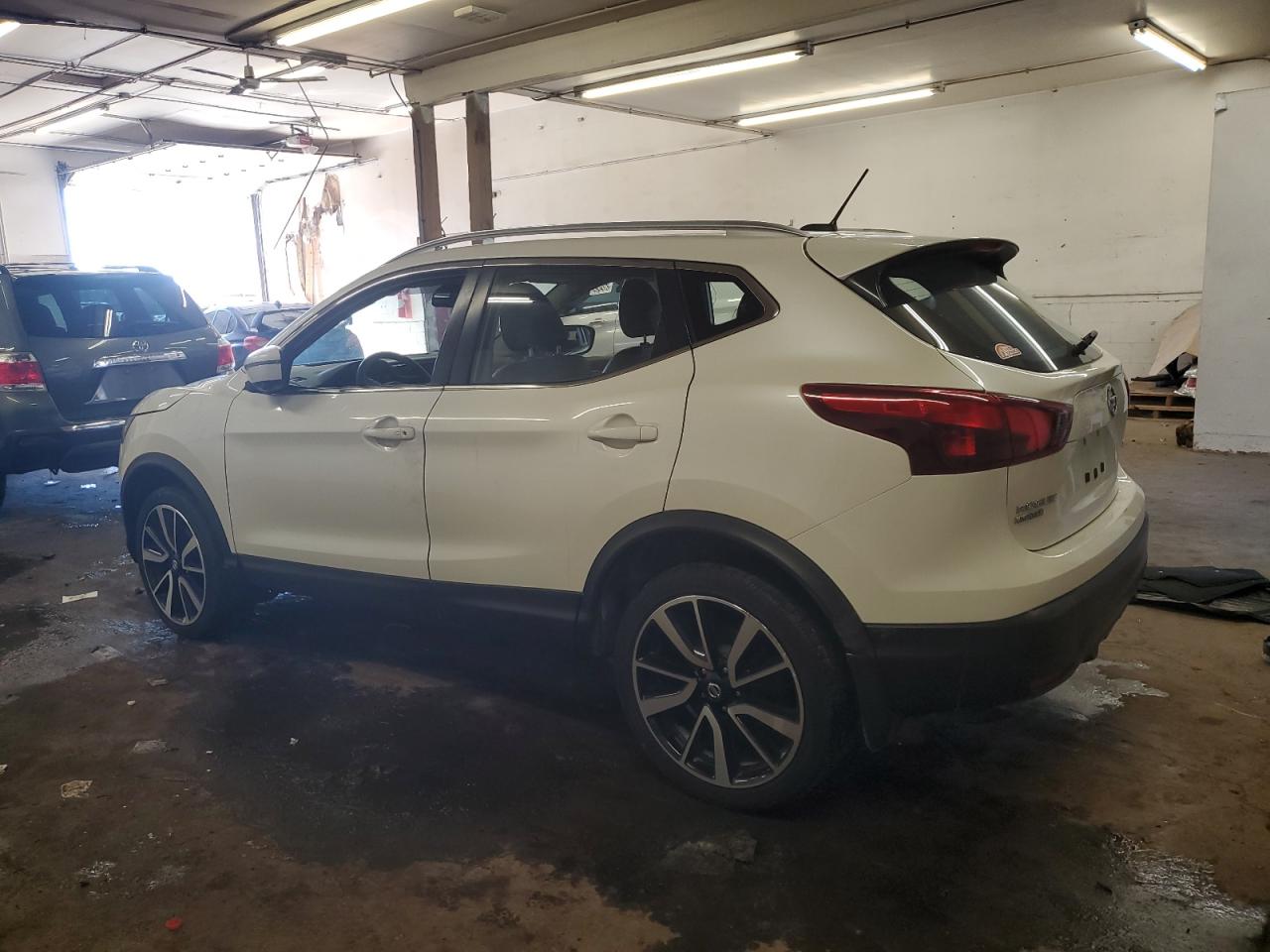 2017 Nissan Rogue - Image 2
