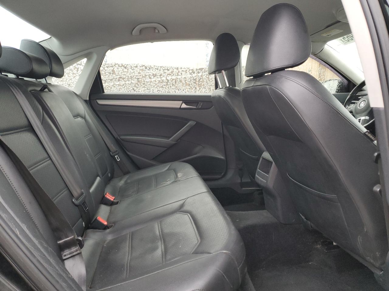 2015 Volkswagen Passat - Image 10