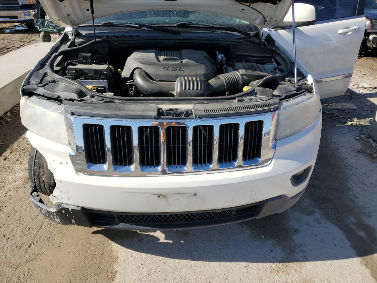 2011 Jeep Grand Cherokee - Image 13
