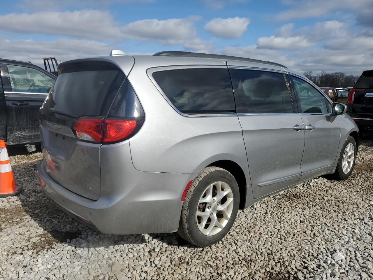 2017 Chrysler Pacifica - Image 3