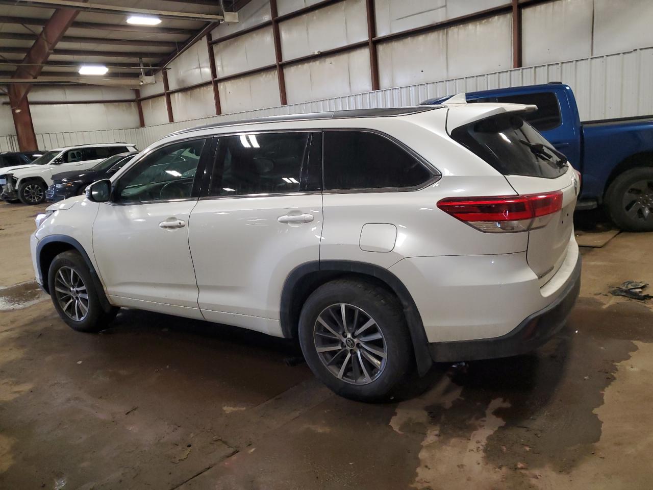 2018 Toyota Highlander - Image 2