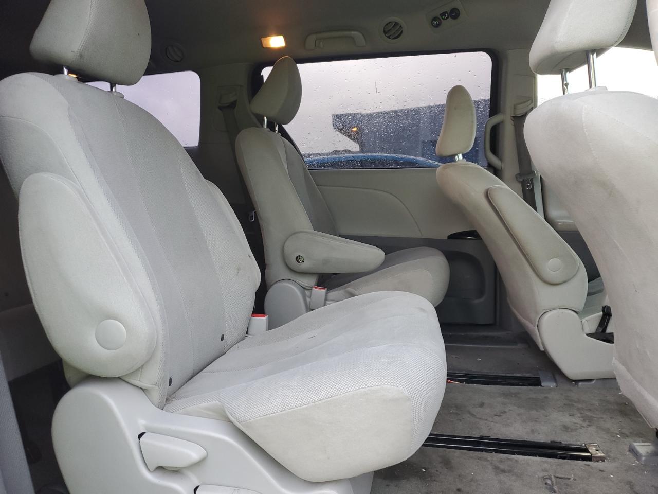 2012 Toyota Sienna - Image 11