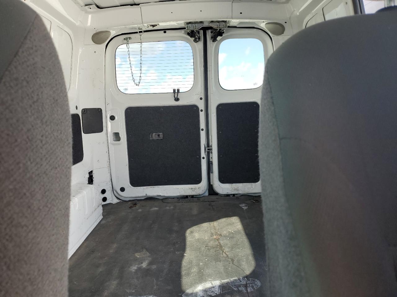 2015 Chevrolet Express - Image 10