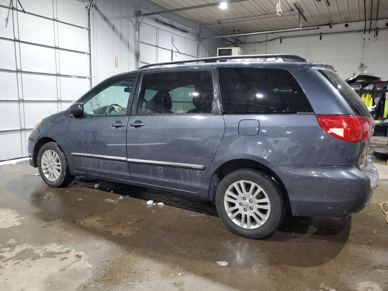 2009 Toyota Sienna - Image 2