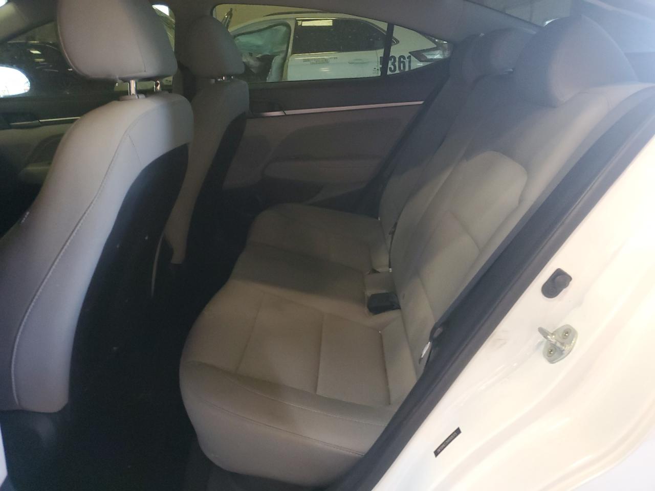 2017 Hyundai Elantra - Image 10