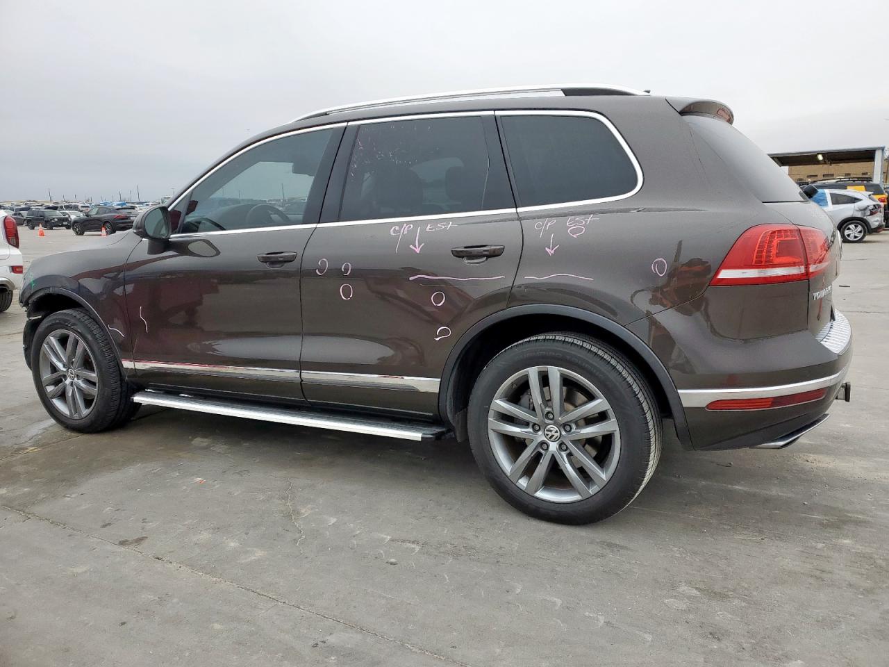 2015 Volkswagen Touareg - Image 2