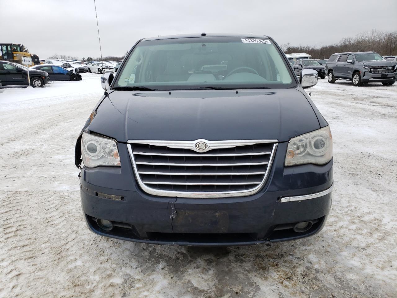 2008 Chrysler Town & Country - Image 5