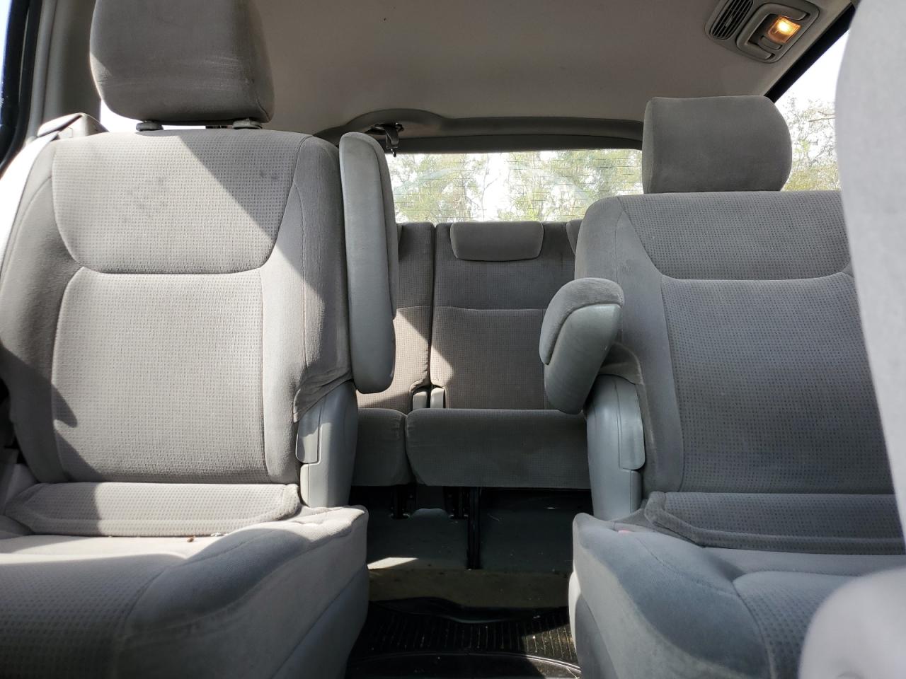 2004 Toyota Sienna - Image 10