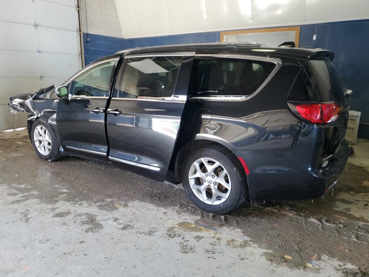 2019 Chrysler Pacifica - Image 2