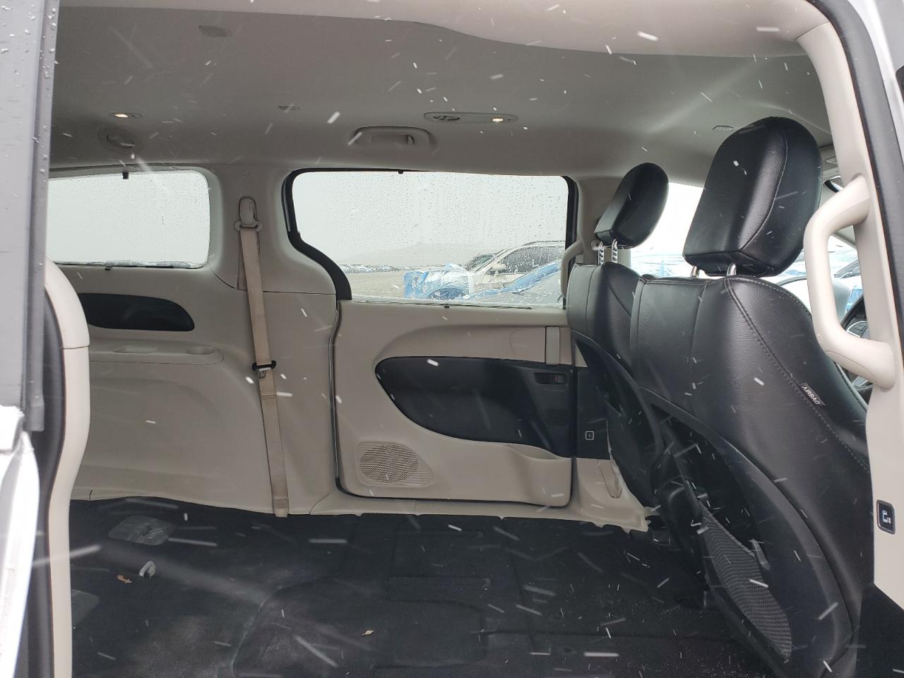 2017 Chrysler Pacifica - Image 11