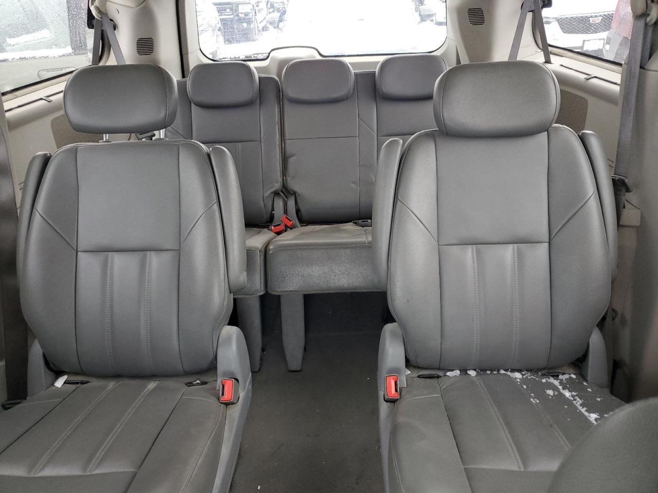 2009 Chrysler Town & Country - Image 10