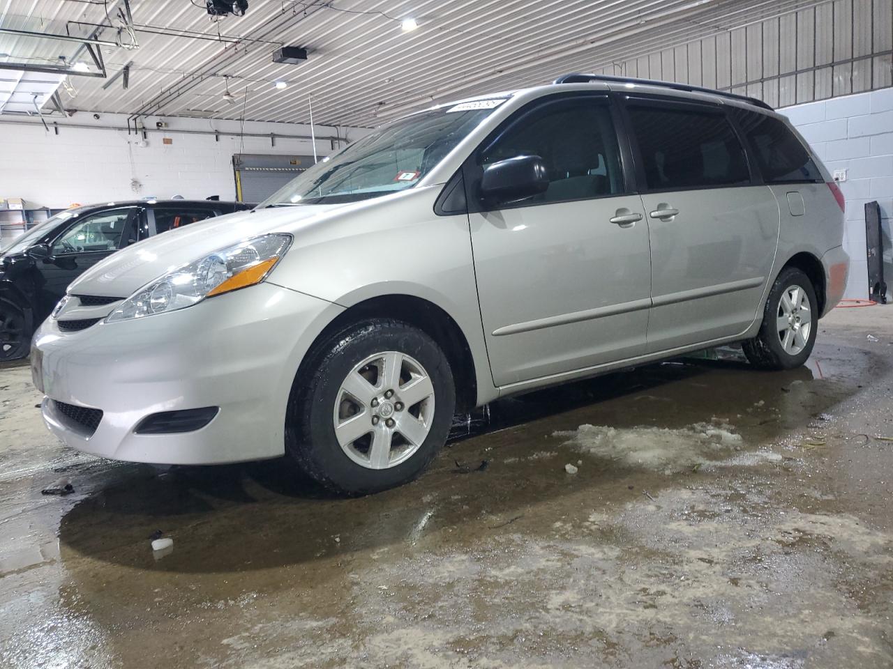 2010 Toyota Sienna Ce na sprzedaż w Candia, NH - Side