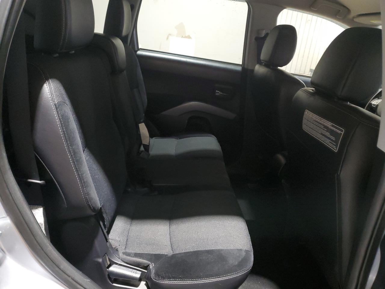 2011 Mitsubishi Outlander - Image 11