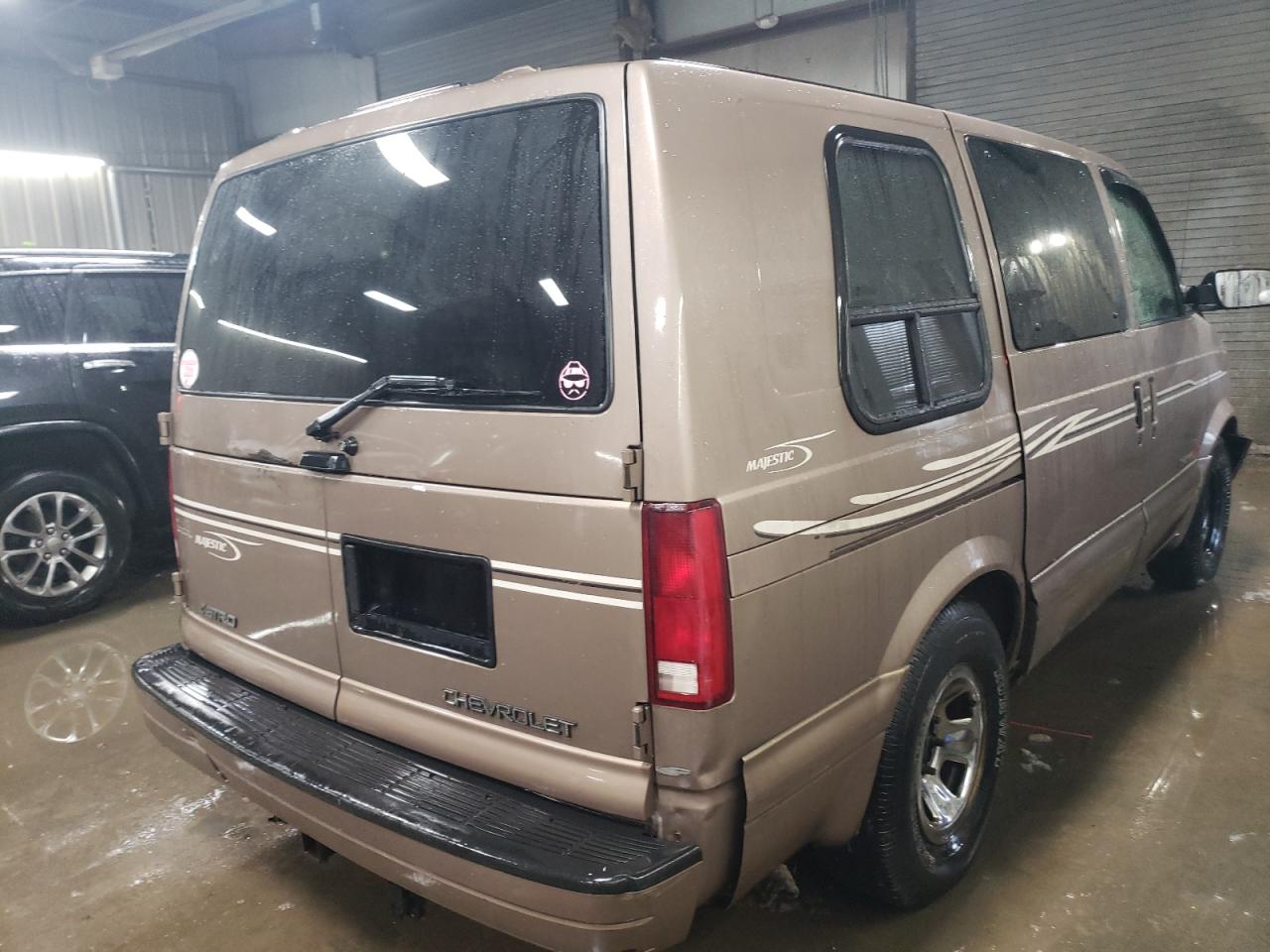 2000 Chevrolet Astro - Image 3