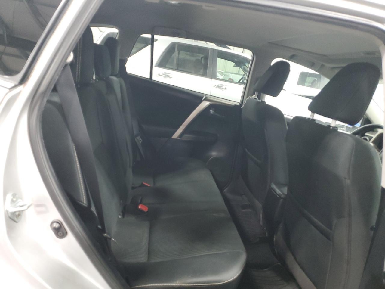 2015 Toyota RAV 4 - Image 12