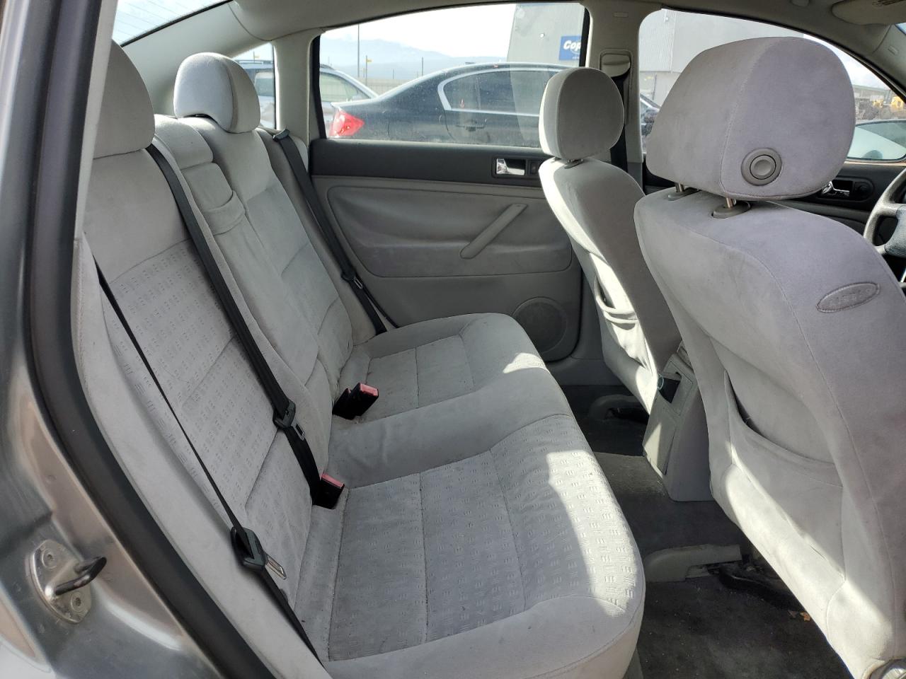 2004 Volkswagen Passat - Image 10