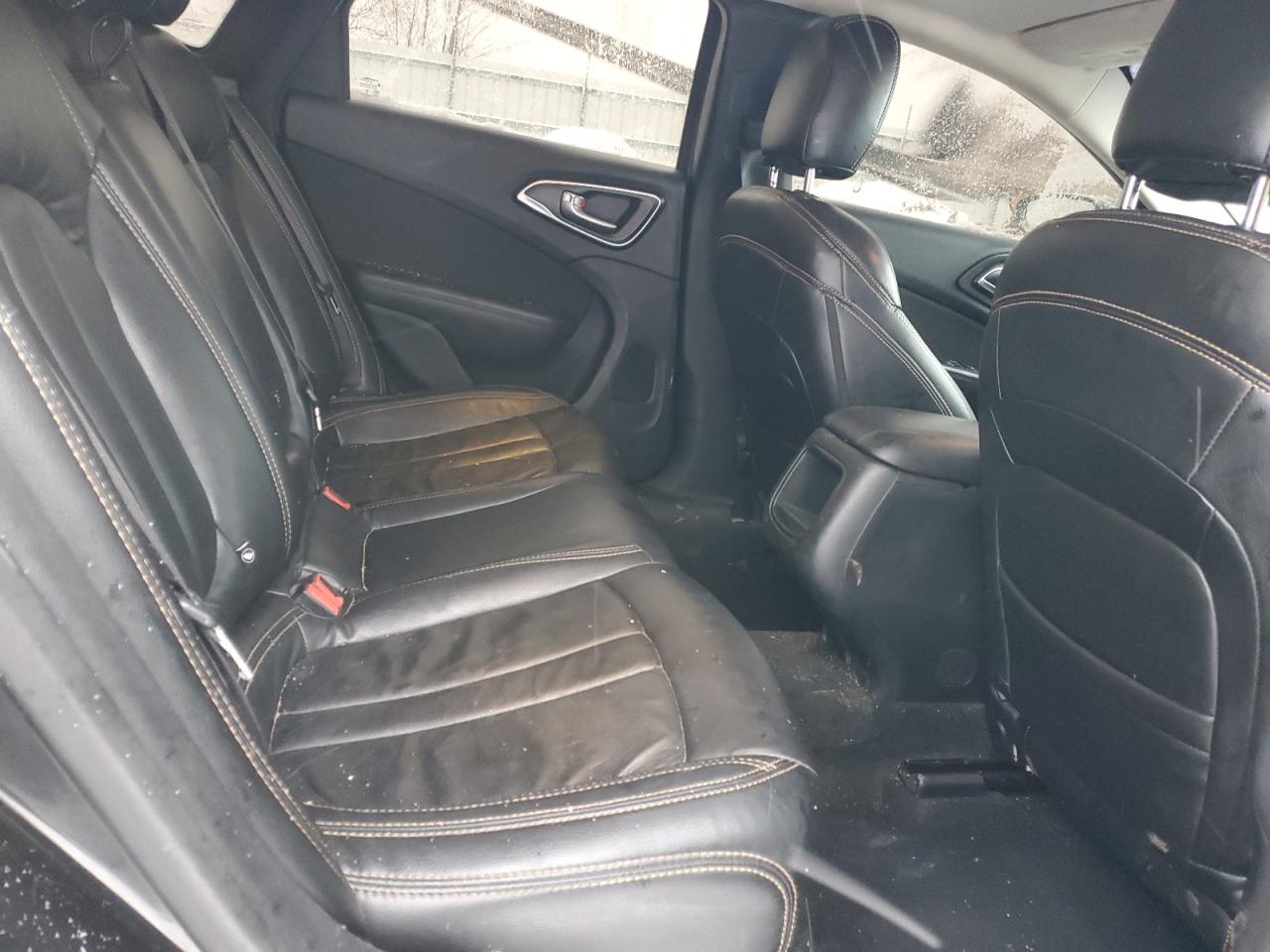 2016 Chrysler 200 - Image 10