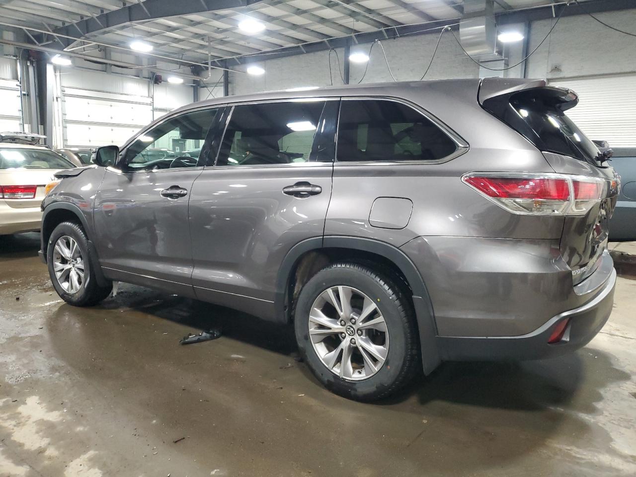 2016 Toyota Highlander - Image 2