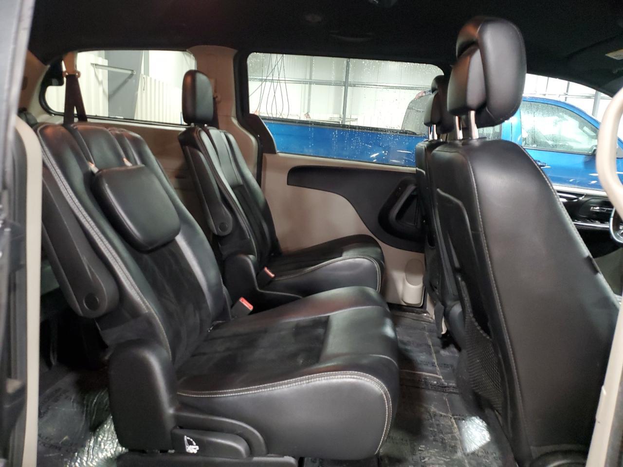 2017 Dodge Caravan - Image 12