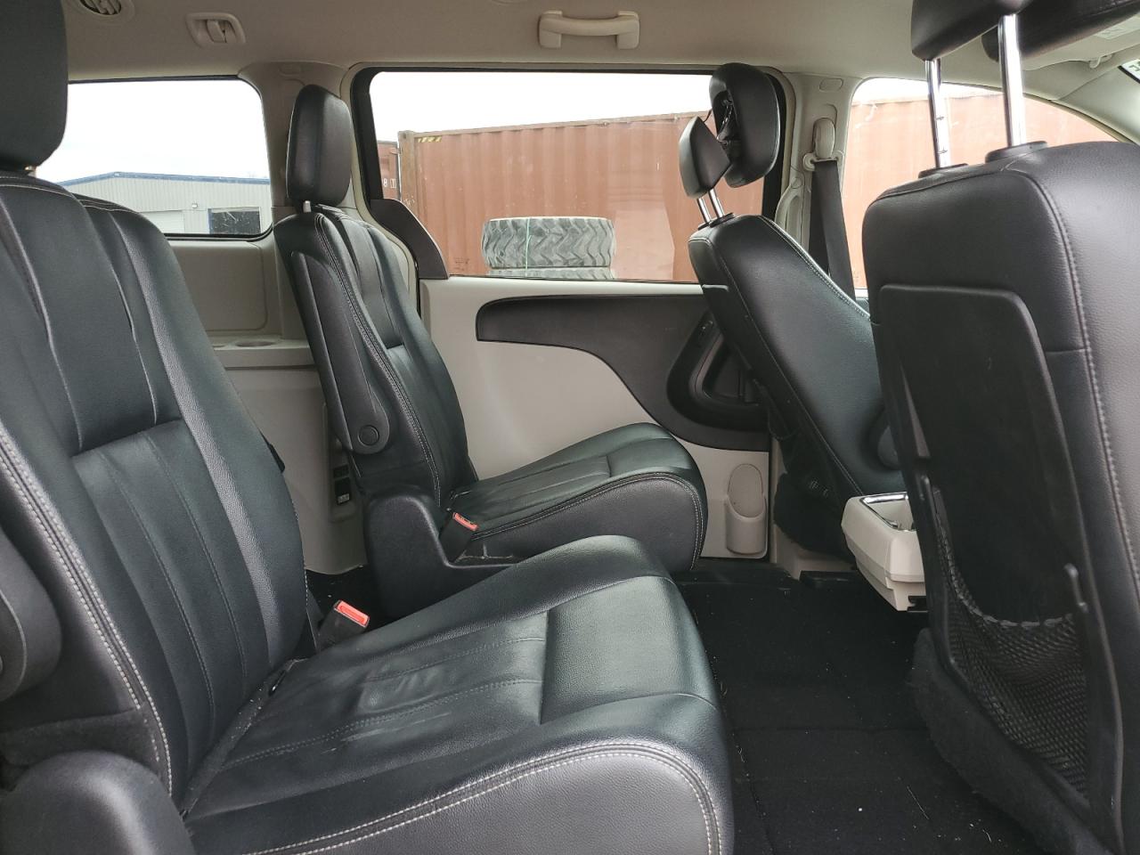 2016 Chrysler Town & Country - Image 11