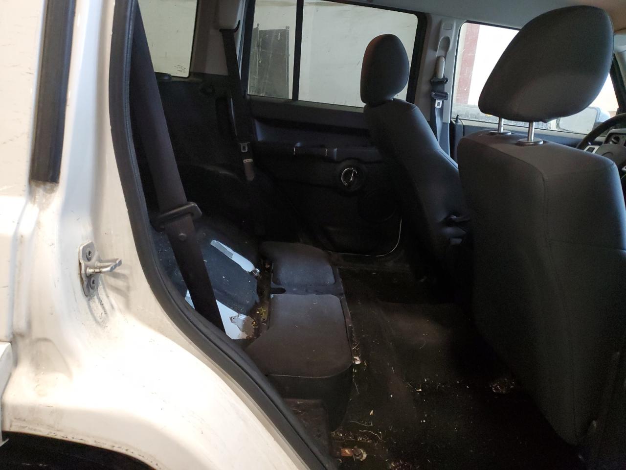 2010 Jeep Commander - Image 12