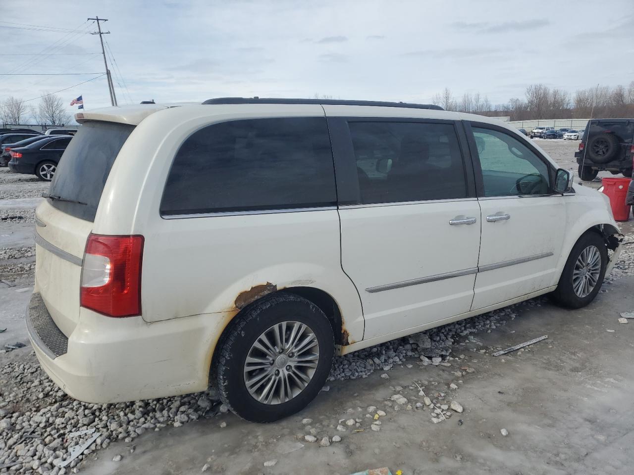 2013 Chrysler Town & Country - Image 3